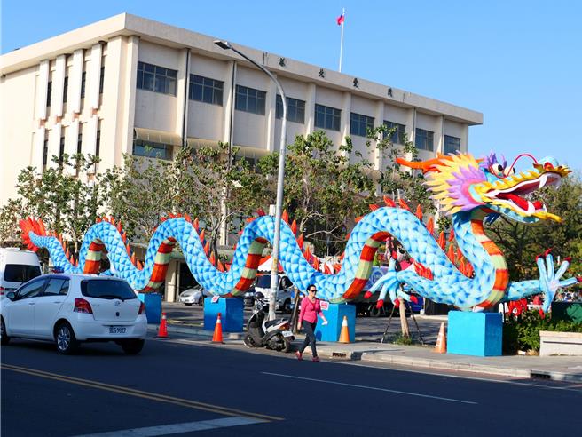 云林县北港镇公所迎接龙年到来，18日在公所前广场举办「2024北港飞龙庆元宵，新春点灯音乐会」活动，以「祥龙献瑞」、「四海龙王朝妈祖」为主题，打造长25公尺、高3公尺祥龙等各式花灯。（张朝欣摄）