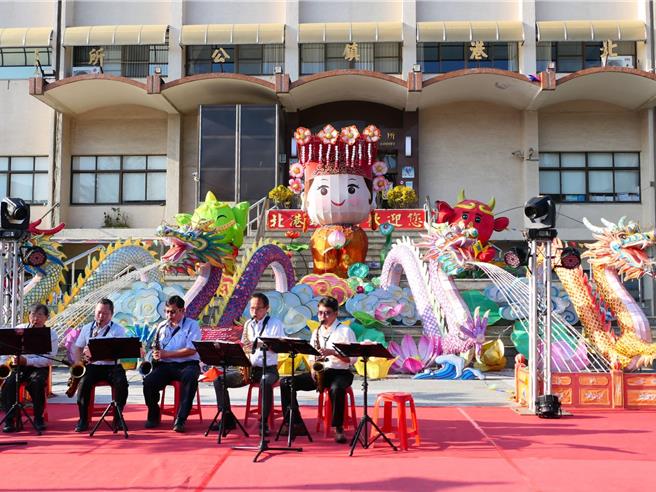 云林县北港镇公所18日在公所前广场举办「2024北港飞龙庆元宵，新春点灯音乐会」活动」以「四海龙王朝妈祖」等大型花灯迎接龙年，配合「北港进香」登录为国家重要民俗，邀全台民眾来北港进香、各灯区赏灯。（张朝欣摄）