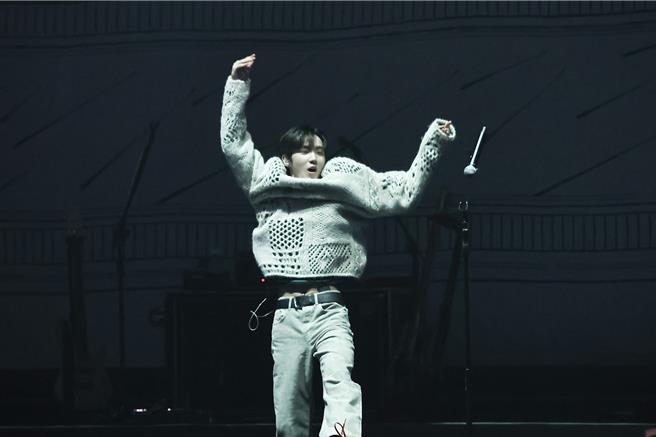 金京俊一出场就不小心差点撞掉麦克风。（罗永铭摄）