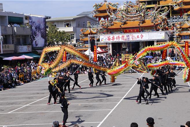 苗栗（火旁）龍祥龍競技登場。（李京昇攝）