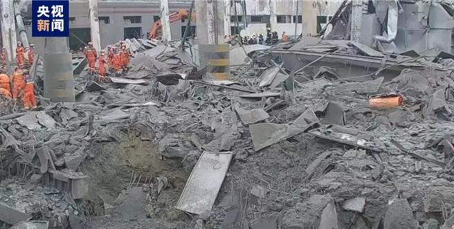 铝水泄漏至铸造井引发爆炸，江苏海安工安意外3人死亡。图为救援人员在事故现场搜救。（图：央视新闻）