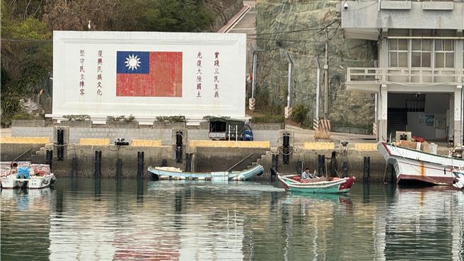 金门县新湖渔港渔民18日仍照常出海作业捕鱼。（于家麒摄）