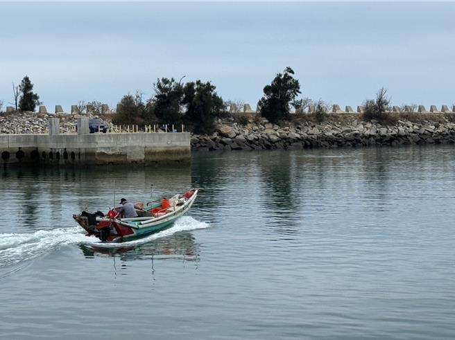 金门县新湖渔港渔民18日仍照常出海作业捕鱼。（于家麒摄）