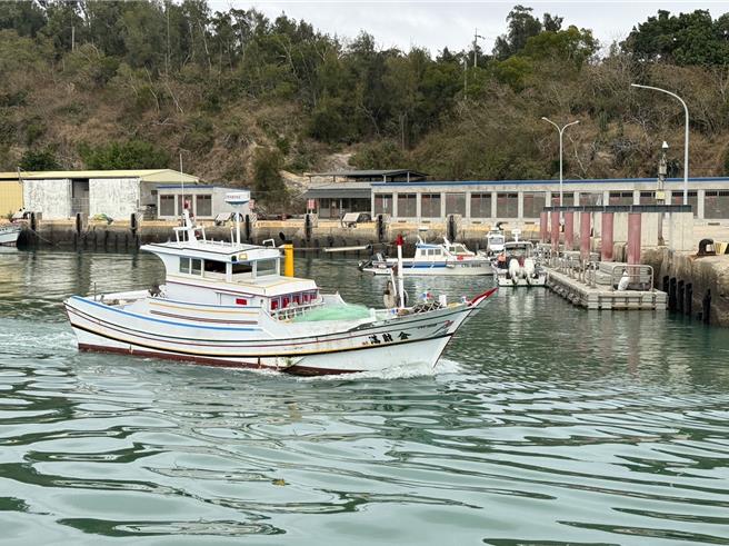 金门县新湖渔港渔民18日仍照常出海作业捕鱼。（于家麒摄）