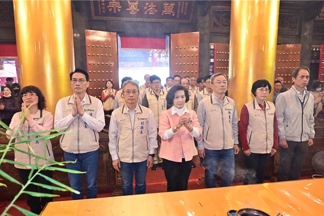 今（18日）為農曆正月初九玉皇大帝聖誕日，宜蘭縣長林姿妙（前排中）率領局處長至冬山鄉草湖玉尊宫祈福參拜。（宜蘭縣政府提供／吳佩蓉宜蘭傳真）