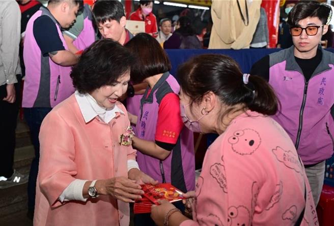 宜蘭縣長林姿妙參拜後，發放龍年紀念紅包給民眾。（宜蘭縣政府提供／吳佩蓉宜蘭傳真）