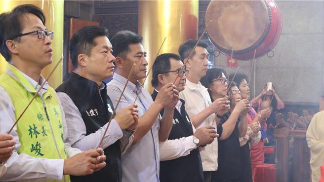 宜蘭縣立委陳俊宇（左二）與民進黨公職人員一同至草湖玉尊宮祈福。（立委陳俊宇服務處提供／吳佩蓉宜蘭傳真）