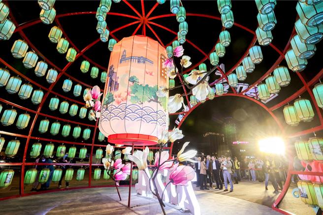 「2024台北燈節」17日全面展開，今年規模盛大，17日點燈至晚間7點已湧入12萬人次，預料會帶動一波賞燈觀光潮。(粘耿豪攝)