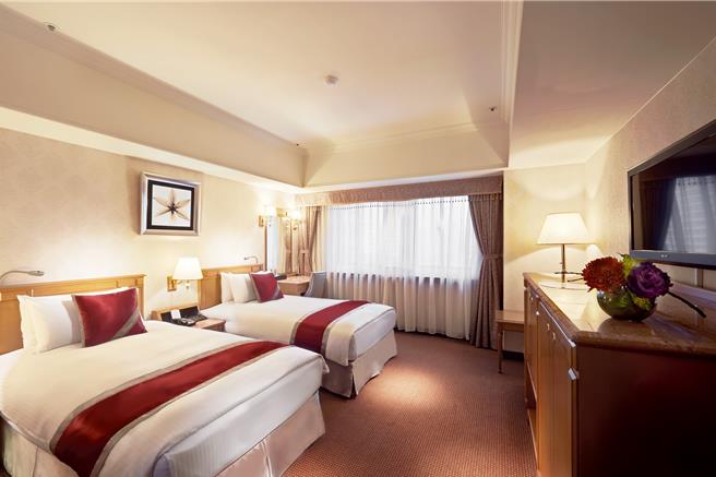 坐落於捷運台北車站M3出口旁的台北天成大飯店推出「2024台北燈節」限定優惠，折扣後雙人房3419元起。(天成飯店集團提供)