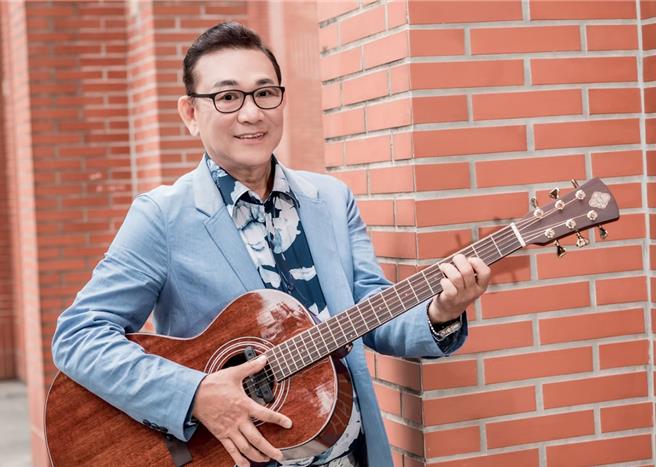 邱火金推出台语励志歌曲〈拼落去〉。（音圆唱片提供）