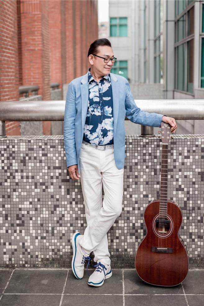 邱火金推出台语励志歌曲〈拼落去〉。（音圆唱片提供）