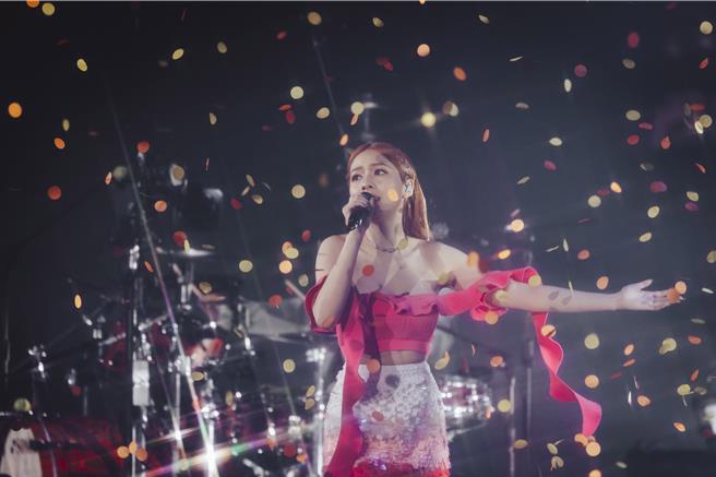 犬青在「宇宙的有趣」演唱会着粉色渐层亮片短裙，仙气逼人。（相信音乐提供）