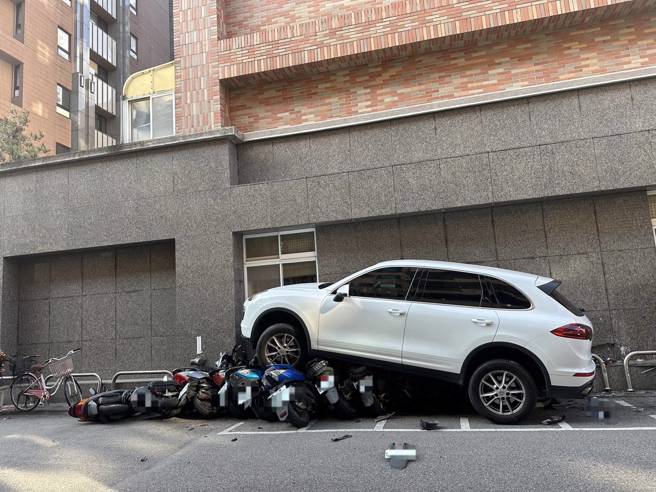 北市一辆保时捷休旅车，发生车祸后失控，路旁机车惨遭辗压。（翻摄画面）