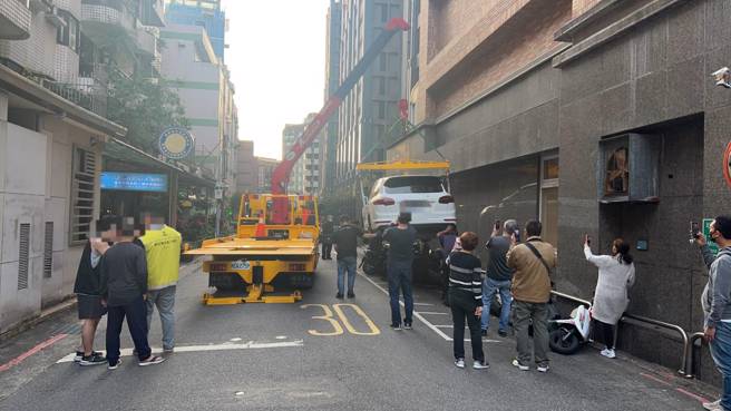 北市一辆保时捷休旅车，发生车祸后失控，路旁机车惨遭辗压。（翻摄画面）