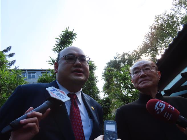 退辅会主委冯世宽（右）与淡江大学国际事务与战略所助理教授林颖佑（左）接受媒体联访。（朱绍圣摄）