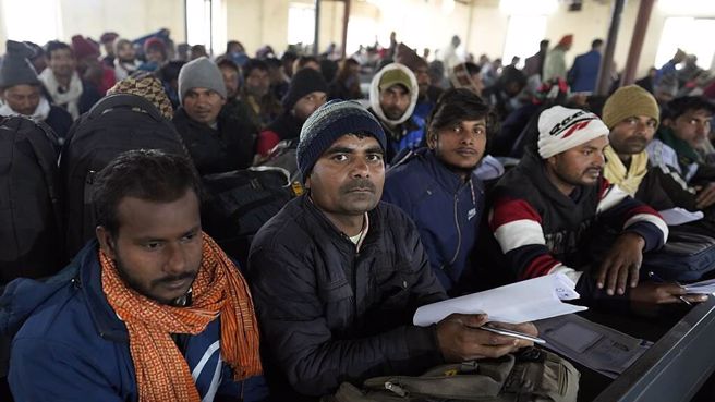 印度劳工赴海外工作达1800万人，未来可能将有10万人来台工作。图为将赴以色列工作的印度劳工。（示意图／美联社）