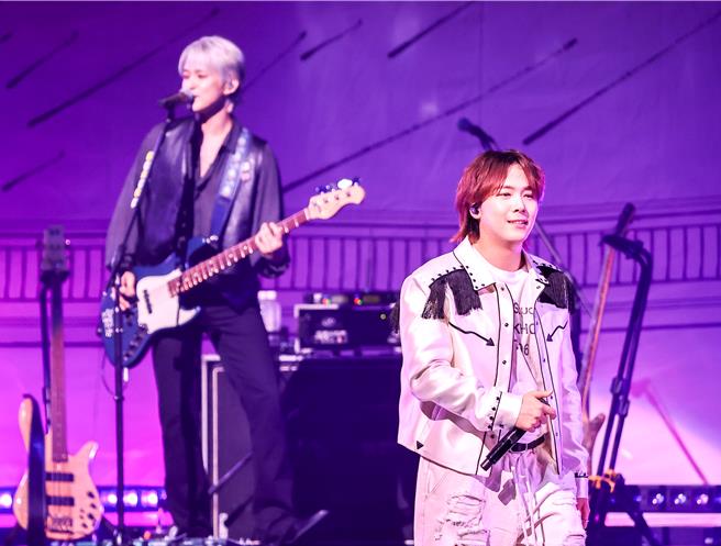 李洪基（前）在台上和李在真斗嘴笑翻全场。（罗永铭摄）