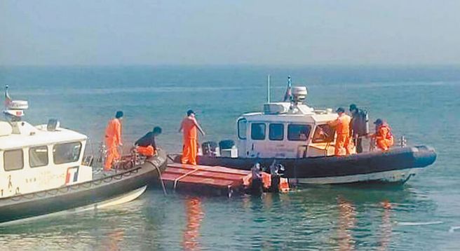 金门海域14日发生陆籍渔船因越界拒检不慎翻覆造成4人落海2人死亡。国台办17日晚间发布新闻稿强调，金厦海域传统渔场，根本不存在所谓「禁止、限制水域」一说。（行政院海巡署提供）