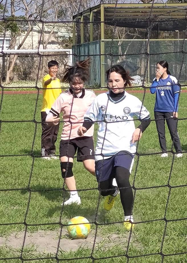31岁的黄燕花（前右）肯衝肯撞，战力坚强。（新竹科学城女足队提供）