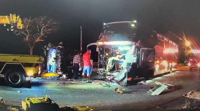 车祸现场一片凌乱，货车驾驶救出无生命迹象，送医抢救。（翻摄画面）