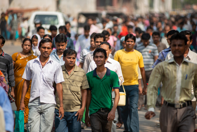 台湾16日与印度签署移工MOU，引发网友热议，对照8.6万失联移工趴趴走现况更是炸锅。（示意图／Shutterstock／达志）