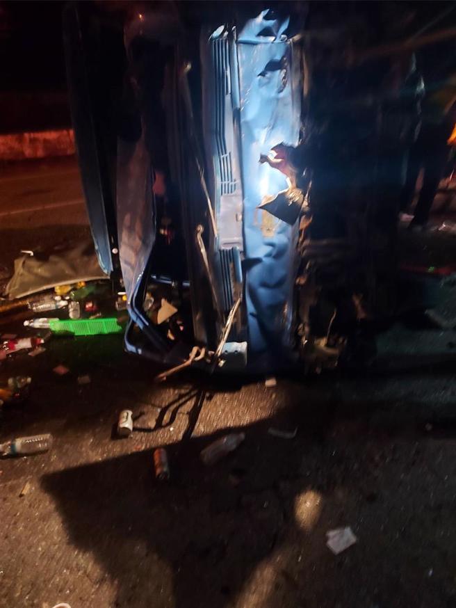 车祸现场一片凌乱，货车驾驶救出无生命迹象，送医抢救。（翻摄画面）