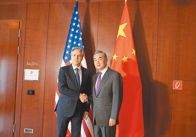 中國外長王毅（右）於德國時間16日與美國國務卿布林肯會面，雙方聚焦台海問題、同意保持各項溝通管道。圖／中新社