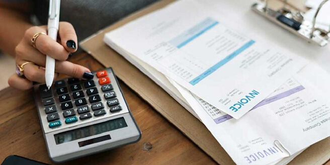 年終歲末不僅要家中大掃除或修繕，更是檢視自身或家庭保單的好時機，幫自己的保障抓漏。圖／Unsplash