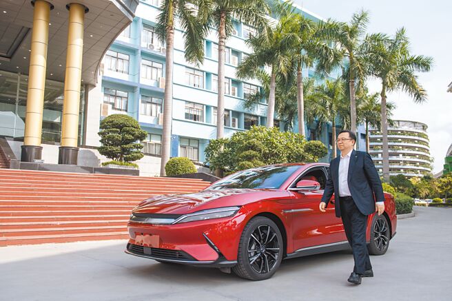 比亚迪成为全球最畅销电动车厂，董事长王传福进一步发表智慧化战略，强调现阶段智慧驾驶比无人驾驶更有可行性。图／新华社