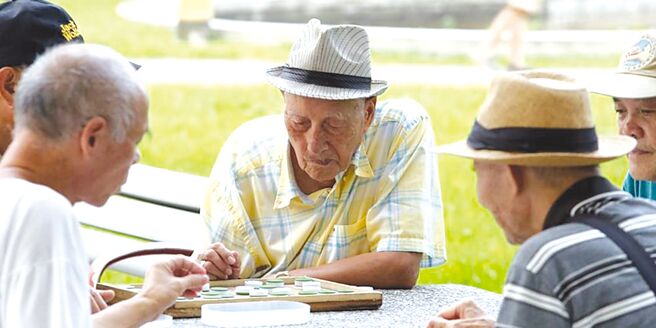 分紅保單可作為「退休利器」，又分為「美式分紅」和「英式分紅」，保戶應了解規則後，評估需求再選擇。圖／本報資料照片