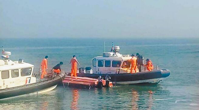 金门海域14日发生陆籍渔船因越界拒检不慎翻覆造成4人落海2人死亡。国台办17日晚间发布新闻稿强调，金厦海域传统渔场，根本不存在所谓「禁止、限制水域」一说。（行政院海巡署提供）