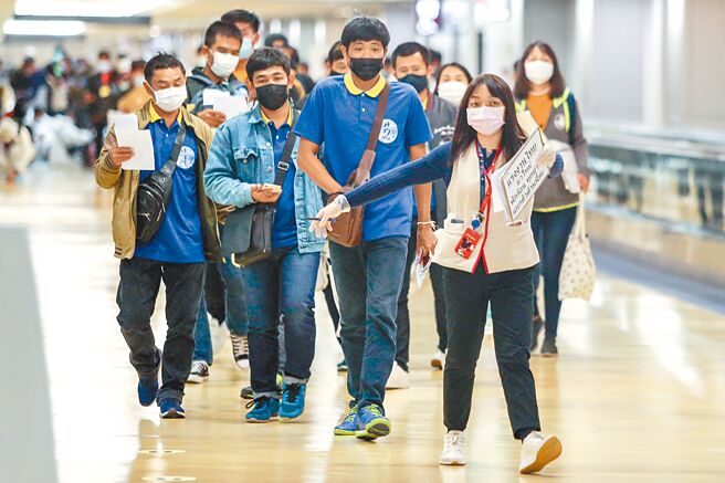 根据劳动部统计，截至去年底，国内移工突破75万人大关，再创新高。图为自桃园机场入境的外籍移工。（本报资料照片）