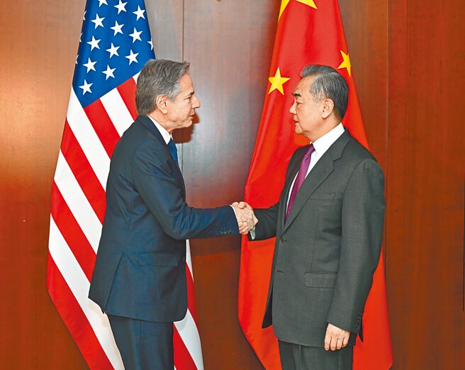中美关系缓和有助两岸关系改善，但两岸各类具体事项的沟通，仍应靠自己沟通。图为16日中共中央政治局委员王毅（右）出席德国慕尼黑安全会议期间，应约会见美国国务卿布林肯。（新华社）