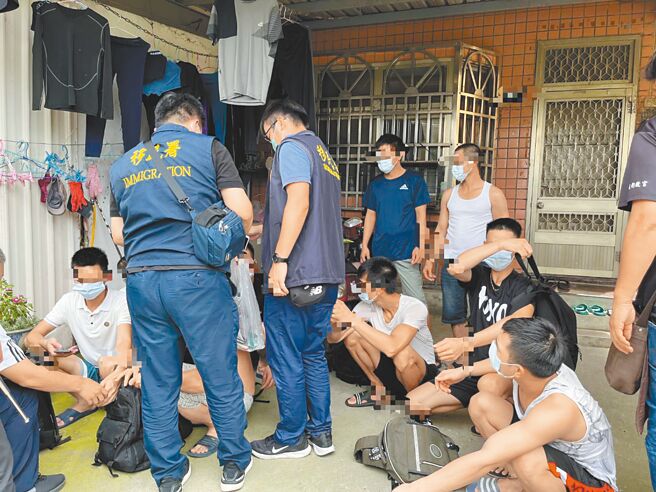根據移民署統計，截至2023年年底失聯移工人數累計已達8萬6523人，一年就增加近6000人。圖為移民署人員攔截載運失聯移工的「小蜜蜂」。（彰化專勤隊提供／吳建輝彰化傳真）