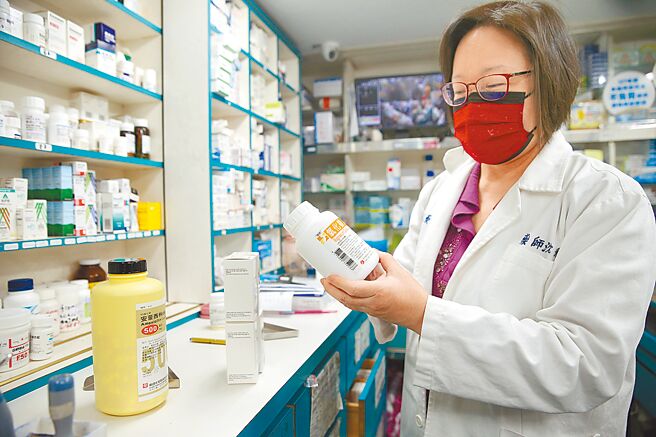 今年2月以來，食品藥物管理署陸續刊登公開徵求訊息，包括用於B、C型肝炎治療的干擾素、抑制疱疹病毒感染的針劑藥物、治療黴菌感染的眼藥水，以及癌症化療藥物都上榜。圖為藥房藥劑師整理藥品。（本報資料照片）