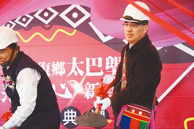 原民會核定補助4000萬的花蓮太巴塱部落之心工程17日動土儀式，由原民會主委夷將．拔路兒（右）與地方各界共同執鏟動土。（王志偉攝）