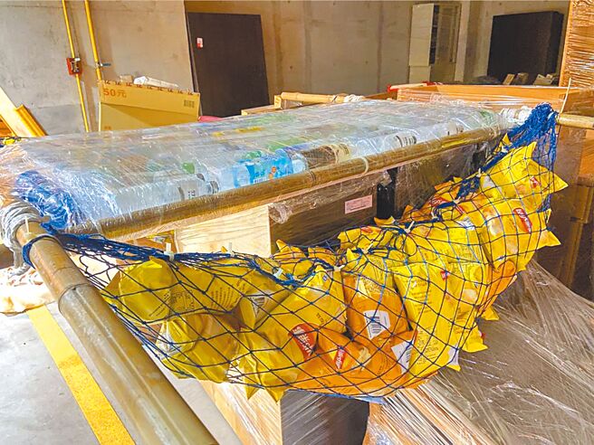 「2024愛河創意自力造筏大賽」18日登場，參賽者的洋芋片造筏，引發注目。（高市府運發局提供／洪浩軒高雄傳真）