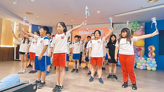 大林蒲在地3所学校将首度合办「海潮 音」草地音乐会。图为凤林国小学童排练音乐会表演项目。（高雄市凤林国小提供／杨舒婷高雄传真）