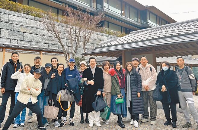 Summer（左七起）、萧敬腾、向太、向华强在过年期间与其他好友欢聚。（摘自小红书）