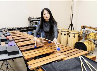 擊樂家吳珮菁赴美演出 指揮家讚賞其出色才華