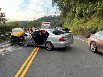 宾士男开到睡着跨越双黄线 撞对向计程车酿3伤