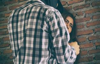 班主任强吻高三女 辩称「把你当女儿」遭停职停课