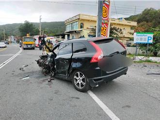 台东男自撞超商广告柱 车头全毁零件散落满地