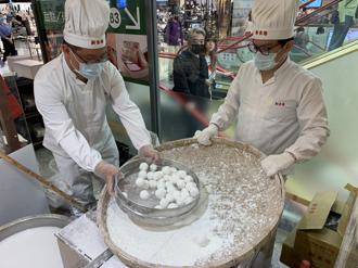 百貨慶元宵 業績年年成長 新東陽、台南陳記現場實演