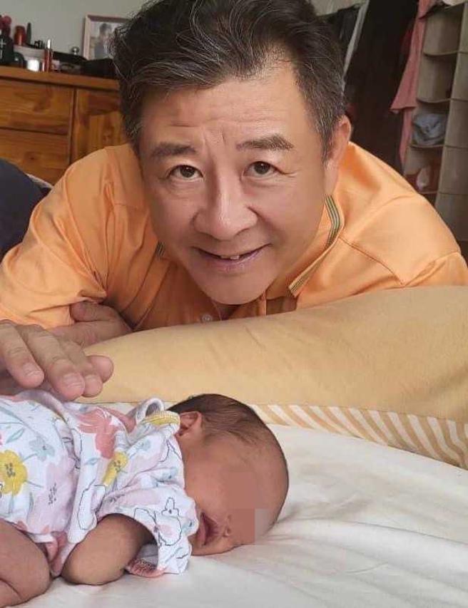 蔡阿炮去年迎來孫女誕生，沈浸在含飴弄孫的喜悅。（圖／翻攝蔡阿炮臉書）