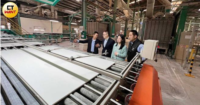 成立超过半世纪的冠军建材有许多资深老员工，一旁的厂长张庆富(左1)就是看着姊弟俩长大，因此林孟瑜、林佑宇非常清楚，他们所扮演的角色不是要跟员工比专业，而是做好上下和内外间的沟通桥梁。（图／刘耿豪摄）