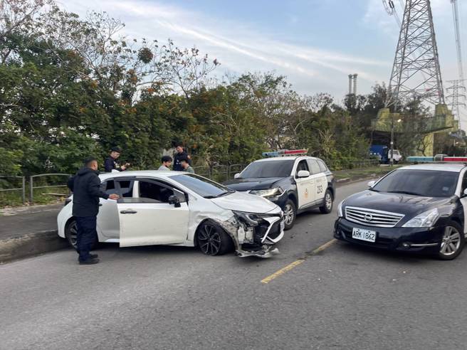 许姓通缉犯拒捕衝撞警车想逃，警网强势包夹破窗逮人。（翻摄画面）