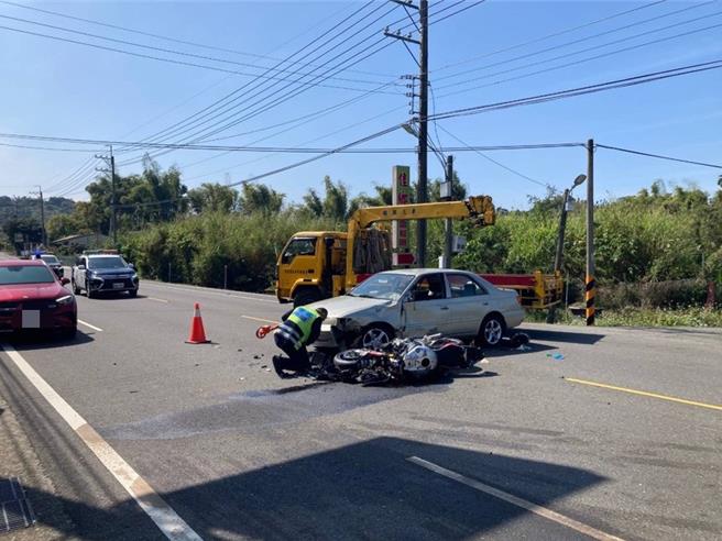 18日上午10时40分，嘉义县番路乡台3线283公里路段发生红牌大型重机与自小客撞击事故。（中埔分局提供／吕妍庭嘉义传真）