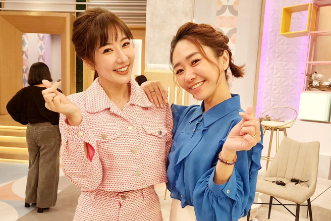 女星何依霈（右）与罗巧伦是亲姊妹。(图／何依霈脸书）