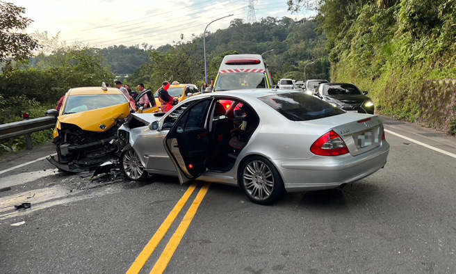 宾士车驾驶打瞌睡跨越双黄线猛撞，导致2辆车车头严重毁损，计程车上3人都受伤。（翻摄画面）